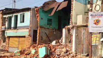 ঝাড়গ্রাম: ঝাড়গ্রাম শহরে উড়ালপুলের সার্ভিস রোড নির্মাণের জন্য দোকান ভাঙ্গার সময় দেওয়াল চাপা পড়ে আহত ৩ শ্রমিক