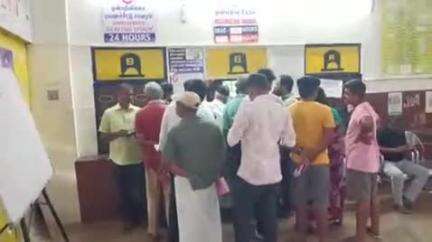 செங்கோட்டை: ரயில் நிலையத்தில் முன்பதிவு செய்ய அதிகரிக்கும் பயணிகள் கூட்டத்தால் போலீஸ் பாதுகாப்பு