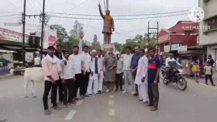 खुरई: ब्लॉक कांग्रेस ने राजीव गांधी चौराहे पर पूर्व प्रधानमंत्री राजीव गांधी की मूर्ति पर माल्यार्पण कर मनाई पुण्यतिथि