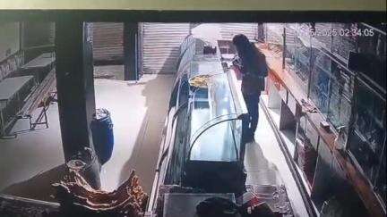 आर्णी: बस स्थानक सामोरी 3 दुकाने अज्ञात चोरट्याने फोडली; अज्ञात चोरट्या विरोधात पोलिसात गुन्हा दाखल
