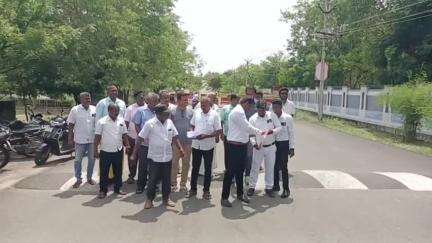 திருவண்ணாமலை: குபேர நகர் வடக்கு பகுதியில் தார் சாலையை தங்களுக்கு சொந்தமானது என்று கூறி சேதப்படுத்திய நபர்கள் மீது புகார் #localissue