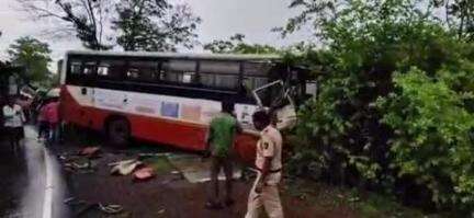 महाड: महाड विन्हेरे मार्गावर दोन एसटी बसेसचा भीषण अपघात
 दोन चालकांसह 14 प्रवासी जखमी