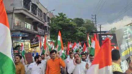 कर्जत: कर्जत येथील तिरंगा रॅलीवर पावसाचा वर्षाव..
देशप्रेमी नागरिकांचा उत्साह कायम