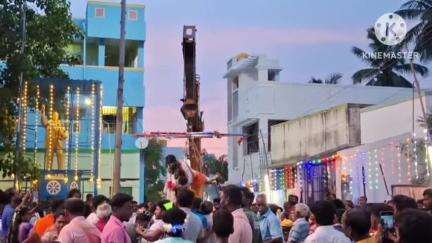 ஆம்பூர்: கிரேன் இயந்திரம் மூலம் பறவைகாவடி - விண்ணமங்கலம் பகுதியில் நடைபெற்ற கங்கையம்மன் திருவிழாவில் வழிபட்ட பக்தர்கள்