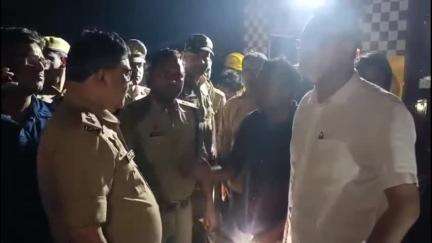 सहसवान: सहसवान तहसील क्षेत्र में लगी भीषण आग का जायजा लेने पहुँचे डीएम और एसएसपी