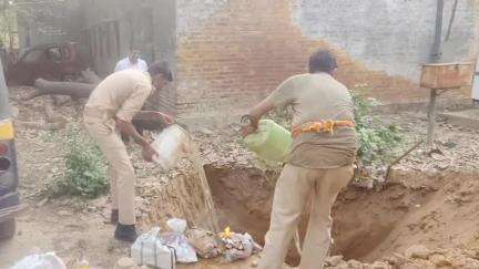 मांट: सुरीर में गड्ढा खोदकर 522 लीटर शराब को किया गया नष्ट, शराब तस्करों से पकड़ी गई थी शराब