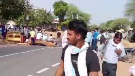 करौली: भरतपुर जेल में बंदी की मौत को लेकर कोंडर मोड पर ग्रामीणों ने लगाया जाम, जांच करने की मांग पर अड़े ग्रामीण