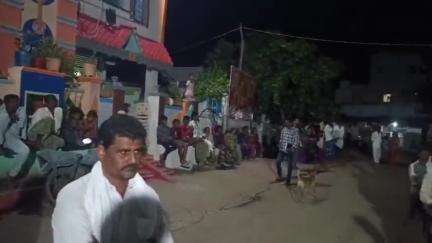 పల్నాడు జిల్లా, గుండ్లపాడులో పల్లెనిద్ర కార్యక్రమంలో పల్నాడు ఎస్పీ శ్రీనివాసరావు