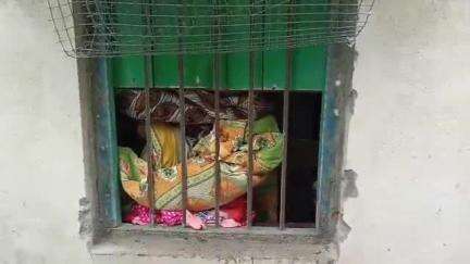 রামপুরহাট ১: বাড়িতে কেউ না থাকার সুযোগে দুঃসাহসির চুরির ঘটনা ঘটলো বীরভূমের রামপুরহাট শহরের ১৪ নম্বর ওয়ার্ডের জটাধারিতলা এলাকায়