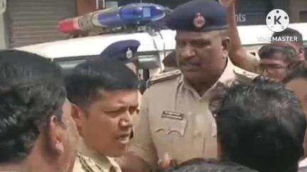 ಚಿಂತಾಮಣಿ: ವಿನೋಬ ಕಾಲೋನಿಯಲ್ಲಿ ಪ್ರತಿಭಟನಾಕಾರರ ಬಂಧನ ಪೊಲೀಸ್ ಜೀಪ್ ಗಳ ತಡೆದು ಮಹಿಳೆಯರಿಂದ ಪ್ರತಿಭಟನೆ