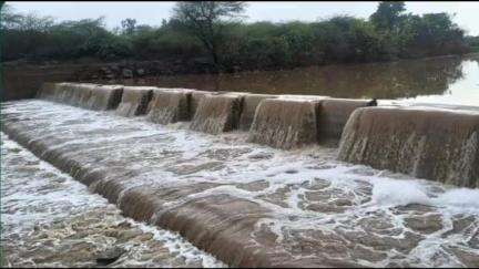 कन्नड: तालुक्यात अवकाळी पावसाचा मुक्काम, शहरात भिंत कोसळून दोन मुले जखमी, मे महिन्यात शिवना नदीला पहिल्यांदाच पूर