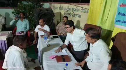 हिण्डोली: मांगली कला में आयोजित रात्रि चौपाल में जिला कलेक्टर ने सुनी ग्रामीणों की समस्या, मौके पर किया समाधान और दी राहत