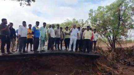 ಬಸವಕಲ್ಯಾಣ: ಭಾರಿ ಮಳೆ ಹಿನ್ನೆಲೆ; ಗೌರ್ ಗ್ರಾಮದ ಬಳಿ ಮಳೆ‌ ನೀರಿಗೆ ಸಂಪೂರ್ಣ ಕೊಚ್ಚಿ ಹೋದ ಸೇತುವೆ