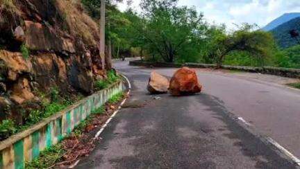 ಹನೂರು: ಮಹದೇಶ್ವರ ಬೆಟ್ಟ–ಪಾಲರ್ ರಸ್ತೆಯಲ್ಲಿ ಅರಣ್ಯದಿಂದ ರಸ್ತೆಗೆ ಬಿದ್ದ ಬಂಡೆ, ವಿದ್ಯುತ್ ಕಂಬ ಮುರಿತ