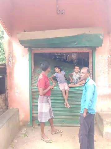 খড়গপুর ১: খাবারের খোঁজে বারডাঙ্গা এলাকায় দুটি দোকানে হামলা হাতির, ভেঙে তছনছ শার্টার