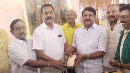 திருநெல்வேலி: டவுன் அருள்மிகு நெல்லையப்பர் திருக்கோவிலில் வெள்ளி தேருக்கு வெள்ளி வழங்கிய பிஜேபி எம்எல்ஏ