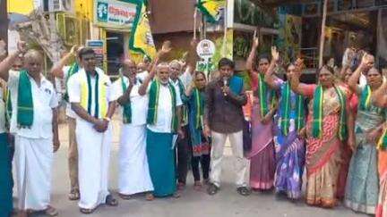 திருப்பூர் தெற்கு: காளம்பாளையத்தில் கழிவு குப்பைகளை கொட்டுவது தொடர்பாக மாநகராட்சி அலுவலகம் எதிரே கண்டன ஆர்ப்பாட்டம் நடைபெற்றது