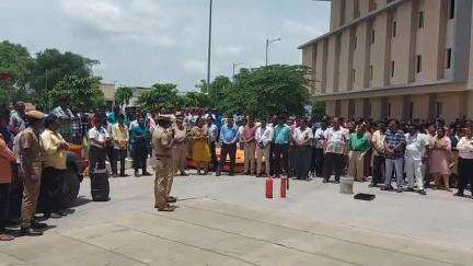 திருப்பத்தூர்: ஆட்சியர் அலுவலகத்தில் தென்மேற்கு பருவமழை பாதுகாப்பு மாதிரி ஒத்திகை- கலெக்டர் சிவ செளந்திரவல்லி பங்கேற்பு