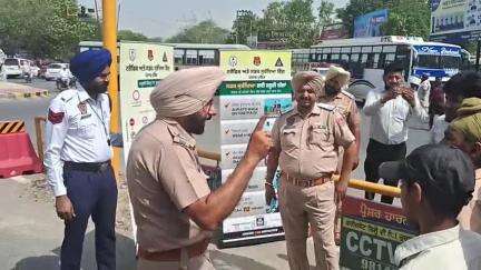 ਕੋਟਕਪੂਰਾ: ਬੱਤੀਆਂ ਵਾਲਾ ਚੌਂਕ ਵਿਖੇ ਜਿਲਾ ਟਰੈਫਿਕ ਐਜੂਕੇਸ਼ਨ ਸੈਲ ਨੇ ਸਕੂਲੀ ਵਿਦਿਆਰਥੀਆਂ ਨੂੰ ਕੀਤਾ ਜਾਗਰੂਕ, ਨਿਯਮਾਂ ਦੀ ਵੀ ਦਿੱਤੀ ਜਾਣਕਾਰੀ