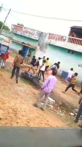 बारा: अमिलिया गांव में पैसे के लेनदेन को लेकर दो वर्गों में जमकर हुई मारपीट, वीडियो हुआ वायरल