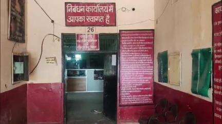 जलेसर: तहसील जलेसर परिसर में जंगला काटकर उपनिबंधक कार्यालय से ₹1,77,780 की चोरी कर अज्ञात चोर हुए फरार, पुलिस जांच में जुटी