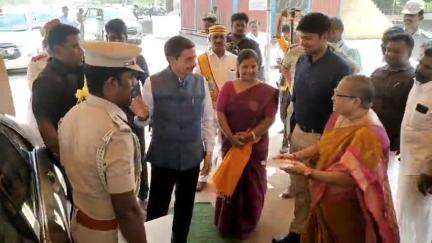 சிங்கம்புனரி: சேவுக பெருமாள் கோவில் வளாகத்தில் கோ சாலையை திறந்து வைத்து பசுவுக்கு உணவு வழங்கிய தமிழக ஆளுநர் R.N.ரவி