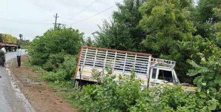 లక్ష్మీపురం, విస్సన్నపేట రోడ్డులో పంట పొలాల్లోకి దూసుకువెళ్లిన బొలెరో వాహనం, డ్రైవర్‌కు స్వల్ప గాయాలు