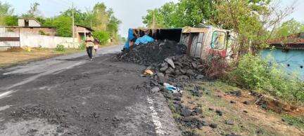 फरसाबहार: कोतबा से लावकेरा जाने वाले मुख्य मार्ग पर हुआ सड़क हादसा, घर के सामने पलटा ट्रक