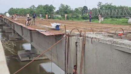 মৰাণ: খোৱাং কুটুহাত বুঢ়ীদিহিং নৈৰ ওপৰত নিৰ্মীয়মান পকী দলঙত ভয়ংকৰ বিসংগতি, হেলনীয়া পকী বিমৰ ওপৰতে নিৰ্মাণ অব্যাহত পকী দলঙৰ