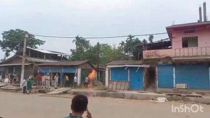 টেঙাখাত: টেঙাখাতৰ টিংৰাই চাৰিআলিত ভয়ংকৰ ঘটনা ,গেছ পৰিবাহী পাইপত ভয়ংকৰ অগ্নিকাণ্ড, সৃষ্টি হৈছে আতংকময় পৰিবেশ