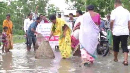 ছিপাঝাৰ: কথামাৰা -চেঙেলীঝাৰ সংযোগী পাথৰ দুৰবস্হা,জাকৈ জুলুকি লৈ মাছ মাৰিবলৈ নামি অভিনৱ প্ৰতিবাদ