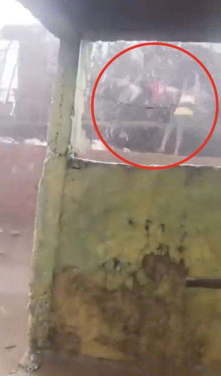 एमपी के सागर में तेज़ आंधी में छप्पर के साथ उड़े बच्चे, सामने आया वीडियो