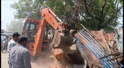 धनबाद/केंदुआडीह: धनबाद नगर निगम ने बरमसिया से जीएन कॉलेज तक अतिक्रमण हटाया, चलाया अभियान