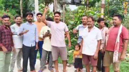 गोला: चक्रवाली गांव: ग्रामीणों ने विद्युत विभाग पर घटिया केबल लगाने का आरोप लगाया, केबल बदलने की मांग