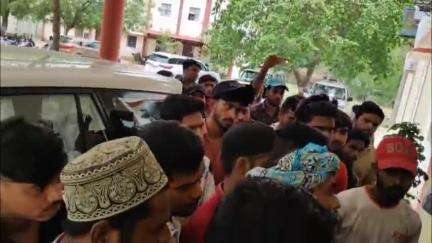 खंडवा नगर: पैगंबर साहब पर आपत्तिजनक टिप्पणी करने के विरोध में मुस्लिम समाज के लोग पहुंचे एसपी कार्यालय