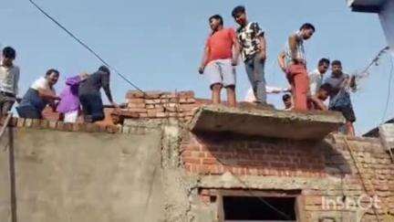 इगलास: अंबेडकर कॉलोनी में सीढ़ियों से चढ़कर घर की छत पर पहुँचा सांड