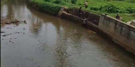 കുന്നത്തൂർ: പവിത്രേശ്വരം പഞ്ചായത്തിലെ വെട്ടിക്കുഴി തോട്ടിലെ ബണ്ട് നിർമ്മാണം,പ്രതിഷേധവുമായി പാടശേഖരസമിതി #localissue