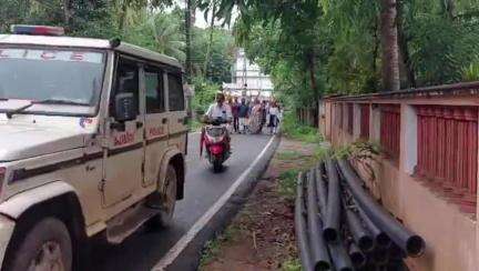 ചാവക്കാട്: ടിപ്പു സുൽത്താൻ റോഡ് തകർന്നു, ഏങ്ങണ്ടിയൂരിൽ കോൺഗ്രസ് ഉപരോധ സമരം നടത്തി