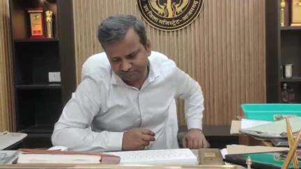 आज़मगढ़: एसडीएम नरेंद्र कुमार गंगवार ने कहा, सरकारी भूमि स्वेच्छा से करें मुक्त, वरना कब्जा करने वालों की अब खैर नहीं
