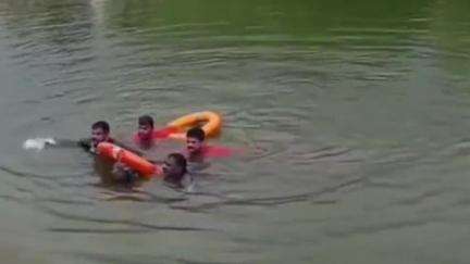 തലപ്പിള്ളി: പത്താഴകുണ്ട് ഡാമിൽ  മീൻ പിടിക്കാനെത്തിയ
മധ്യവയസ്കൻ മുങ്ങി മരിച്ചു.