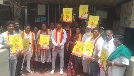 ಕೊಳ್ಳೇಗಾಲ: ಕನ್ನಡ ವಿರೋಧಿ ವರ್ತನೆ ಖಂಡಿಸಿದ ರಕ್ಷಣಾ ವೇದಿಕೆ,
ಕೊಳ್ಳೇಗಾಲದ ಬ್ಯಾಂಕ್‌ಗಳಲ್ಲಿ ಕನ್ನಡ ಬಳಕೆಗೆ ಆಗ್ರಹ