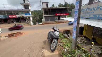 ഇടുക്കി: കാഞ്ചിയാർ ലബ്ബക്കടയിൽ കാറും ബൈക്കും കൂട്ടിയിടിച്ചുണ്ടായ അപകടത്തിൻ്റെ സിസിടിവി ദൃശ്യങ്ങൾ പുറത്ത്