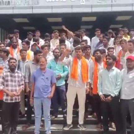 ಕಲಬುರಗಿ: ಗೋಹತ್ಯೆ ಮತ್ತು ಅಕ್ರಮ ಗೋ ಸಾಗಟ ಕಟ್ಟುನಿಟ್ಟಾಗಿ ತಡೆಗಟ್ಟಲು ಆಗ್ರಹಿಸಿ ಪಾಲಿಕೆ ಮುಂದೆ ವಿಶ್ವ ಹಿಂದೂ ಪರಿಷದ್ ಪ್ರತಿಭಟನೆ