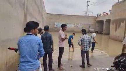 মুরারই ১: এক ঘণ্টার বৃষ্টিতে মুরারই রেলওয়ে আন্ডার পাশে জল জমে ভোগান্তি স্থানীয় থেকে লরি চালকদের #jansamasya