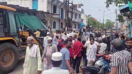 खंडवा नगर: इमलीपुरा क्षेत्र में निगम के अमले ने हटाया अतिक्रमण, एसडीएम, उपायुक्त व तहसीलदार रहे मौजूद