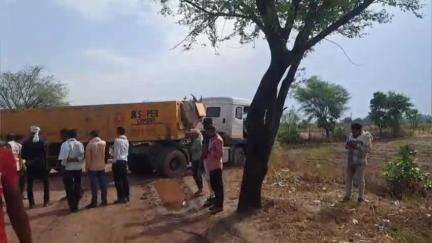 सिमरिया: जेके सीमेंट प्लांट के बाहर ट्रक धंसने से लगा जाम, मार्ग बाधित, वाहन फंसे, राहगीर परेशान