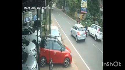 കൊണ്ടോട്ടി: കൊണ്ടോട്ടി മോങ്ങത്ത് റോഡ് മുറിച്ചു കടക്കുന്നതിനിടെ കാർ ബൈക്കിൽ ഇടിച്ച് ബൈക്ക് യാത്രക്കാരന് പരിക്ക്