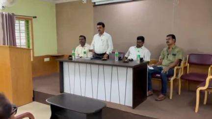 ಚಳ್ಳಕೆರೆ: ನಗರದ ಕೃಷಿ ಸಹಾಯಕ ನಿರ್ದೇಶಕರ ಕಚೇರಿ ಸಭಾಂಗಣದಲ್ಲಿ ರಸಗೊಬ್ಬರ, ಕೃಷಿಪರಿಕರ ಮಾರಾಟಗಾರರ ಸಭೆ