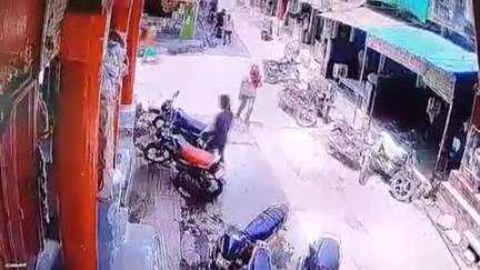 इंदरगढ़: नगर के मेन बाजार से युवक की मोटरसाइकिल चोरी, सीसीटीवी में चोर की तस्वीर कैद, थाने में शिकायत दर्ज