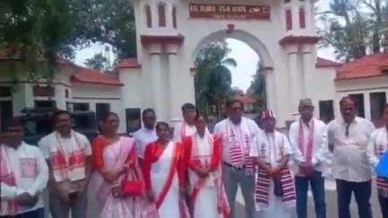 कांके: सिरमटोली फ्लाईओवर रैंप मामले में राजी पड़हा प्रार्थना सभा के प्रतिनिधिमंडल ने राजभवन में राज्यपाल से की मुलाकात